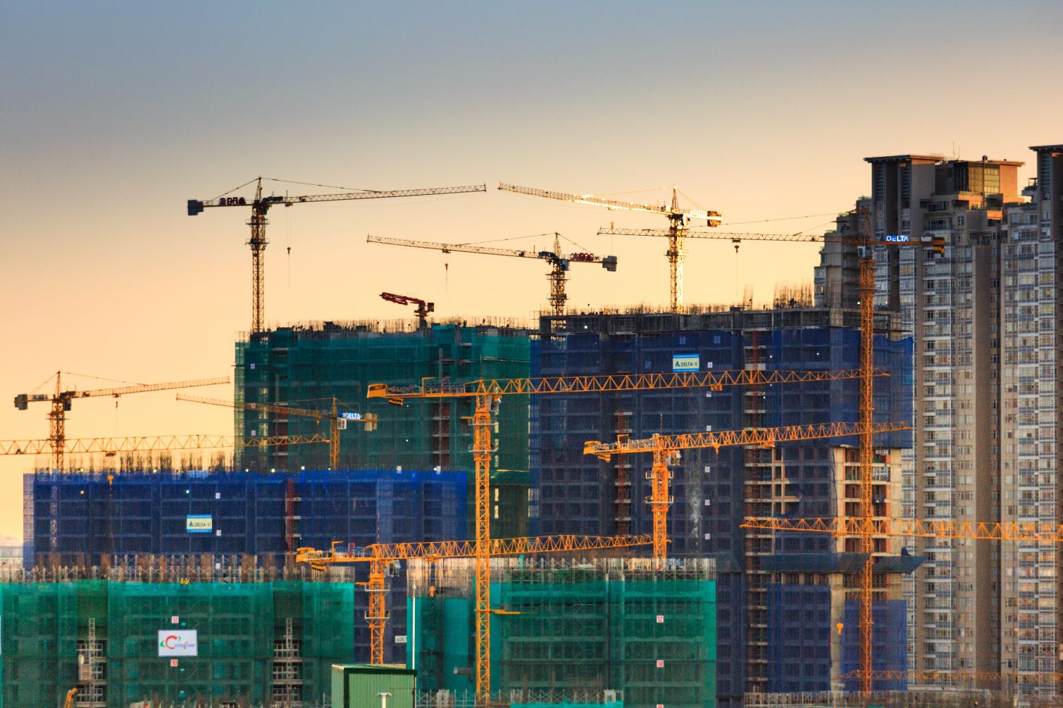 Edificios en construcción durante la puesta del sol