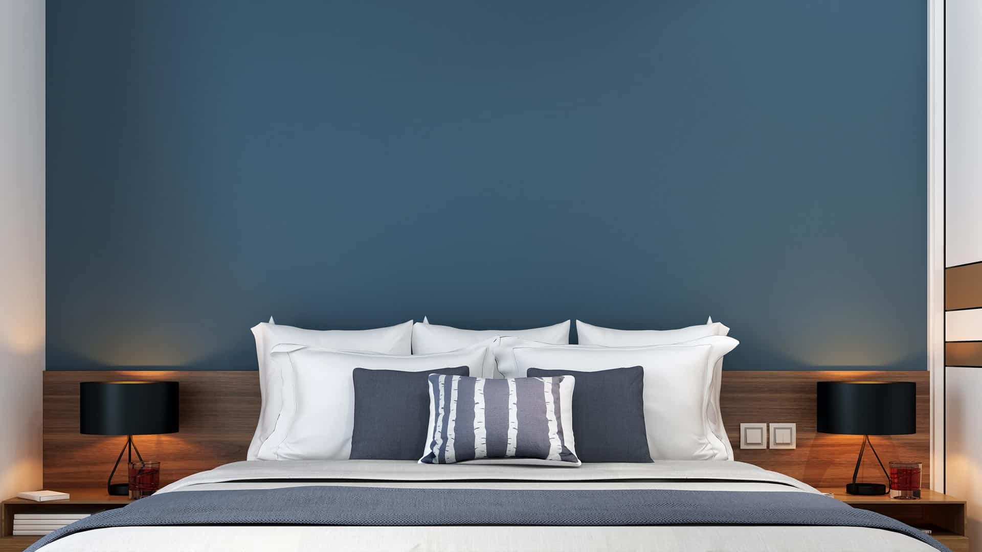 cama contra una pared azul