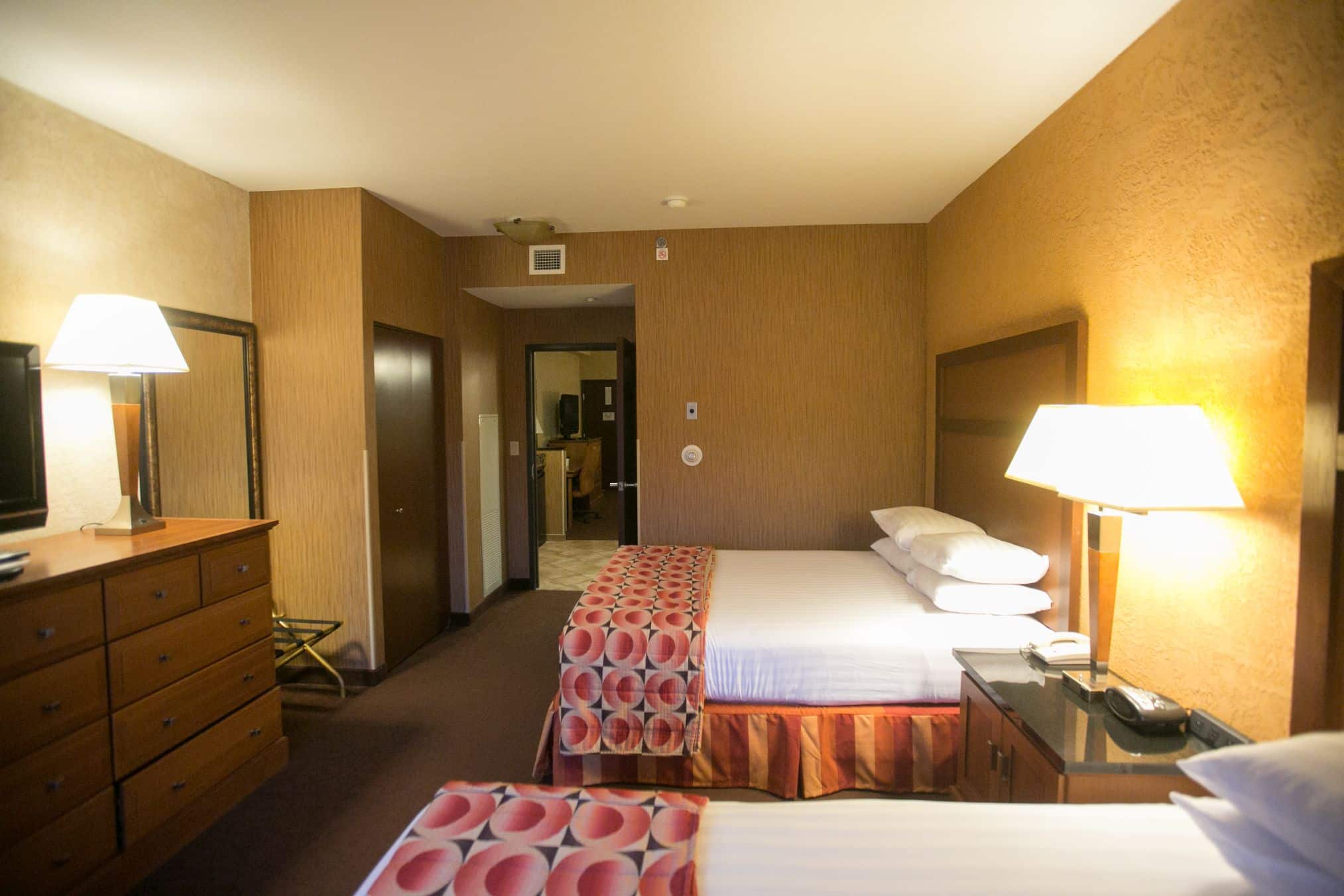 hotelkamer met tweepersoonsbedden